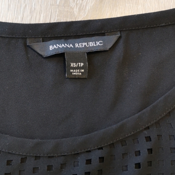 🏷️🍌 Banana Republic Black lazercut blouse - Picture 5 of 8